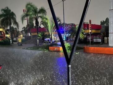 La Coordinación municipal de Protección Civil y Bomberos de Zapopan informó que el paso a desnivel de Mariano Otero y Periférico en el sentido de sur a norte fue cerrado por inundación. ESPECIAL