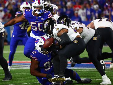 Los Bills se llevaron una victoria por la mínima diferencia ante Ravens en un duelo épico del Sunday Night Football. AP/ J. T. Barnes.