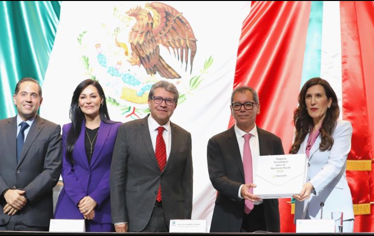 Édgar Amador entrega el Paquete Económico 2026 a la presidenta de la Cámara de Diputados, Kenia López Rabadán. El secretario de Hacienda precisó que el 3% del PIB será para programas sociales. X/Hacienda_Mexico