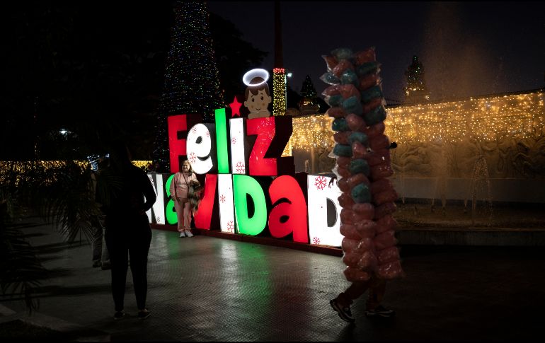 Al igual que el año pasado, el adelanto de la Navidad ocurre en momentos en que buena parte de la población atraviesa problemas para poner pan sobre la mesa a diario. AFP / ARCHIVO