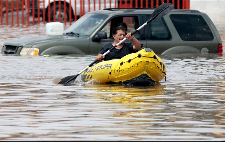 Un gran tramo de Adolf Horn quedó bajo el agua por horas, debido a la fuerte tormenta que cayó la noche del lunes en la zona. El Gobierno del Estado y el de Tlajomulco se han coordinado para atender a los afectados. En la imagen, un ciudadano se desplaza en kayak en el área. AFP/U. Ruiz
