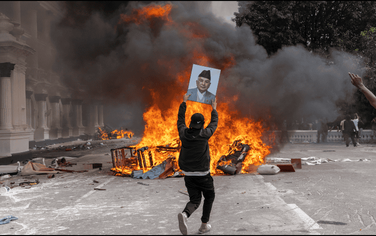 Las protestas terminaron con graves enfrentamientos entre manifestantes y fuerzas de seguridad, que usaron cañones de agua y gases lacrimógenos horas después. EFE / N. Shrestha