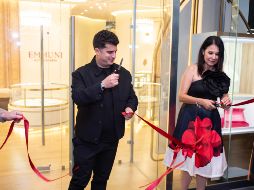 Elliott Trujillo y Karla Camacho en la inauguración de la primera sucursal en México de EMHUNI. GENTE BIEN JALISCO / Revista del 12 de septiembre 2025