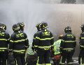 Integrantes del Cuerpo de Bomberos controlan un incendio luego del accidente de un camión de gas este miércoles, en Ciudad de México.EFE/ M. Guzmán