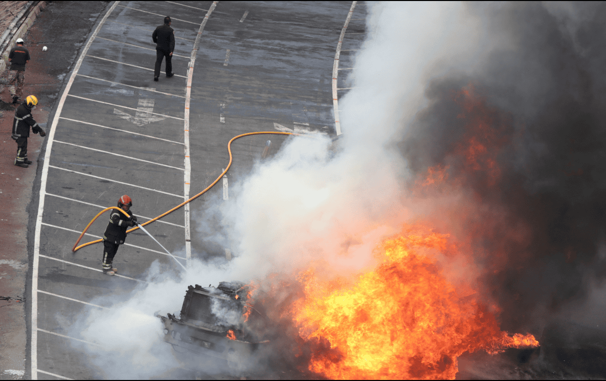 Un bombero busca extinguir el fuego provocado tras la explosión de la pipa de gas en la alcaldía de Iztapalapa, en Ciudad de México.  AP / T. Velázquez