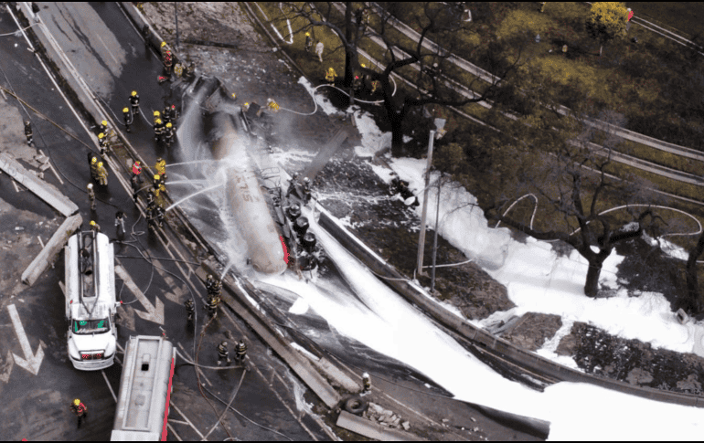 La Fiscalía de la CDMX dijo que investiga el accidente del camión de gas que, según los primeros reportes, volcó ocasionando posteriormente una explosión cuya onda expansiva dañó a los vehículos. SUN / J. C. Williams