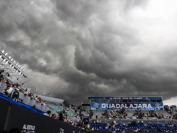 Se espera que la jornada se reanude una vez que termine la lluvia y las canchas puedan secarse. EL INFORMADOR/ A. NAVARRO.
