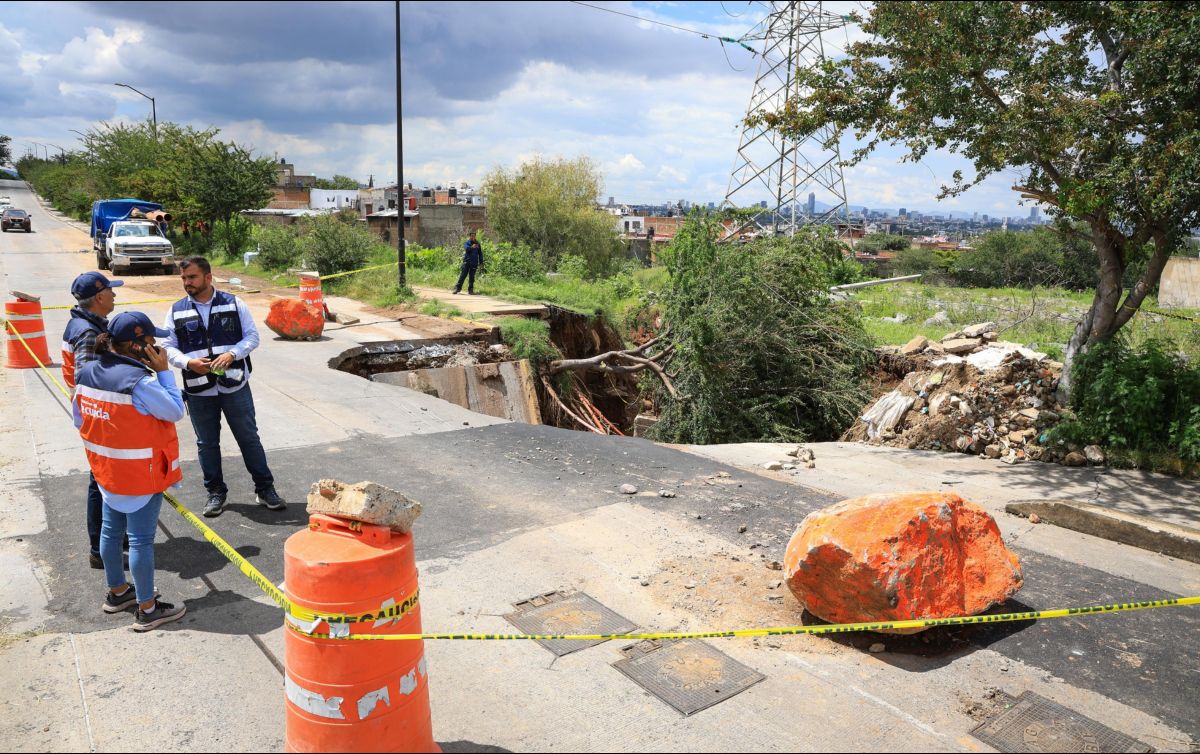La Dirección de Obras Pública informa que, por el momento, se realizan trabajos de limpieza y retiros de escombro, además de que se demolerán las losas afectadas. EL INFORMADOR / J. Acosta