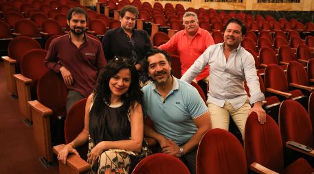 Marcello Pérez, Polo Falcón, Allen Vladimir Gómez Ruiz, Nancy Herrera, Rooney Josué Hernández y Luis Ledesma posan desde el Teatro Degollado. EL INFORMADOR/J. Acosta