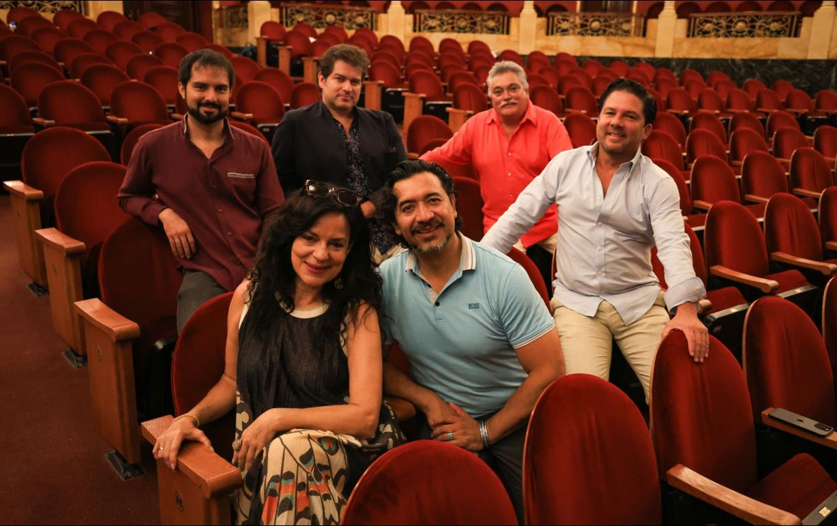 Marcello Pérez, Polo Falcón, Allen Vladimir Gómez Ruiz, Nancy Herrera, Rooney Josué Hernández y Luis Ledesma posan desde el Teatro Degollado. EL INFORMADOR/J. Acosta