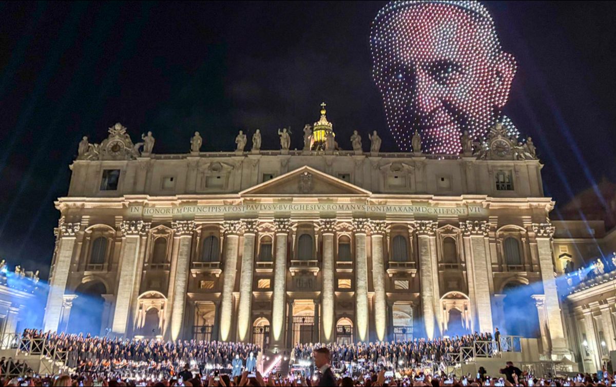 El espectáculo tuvo como escenario de fondo la majestuosa Basílica de San Pedro. EFE