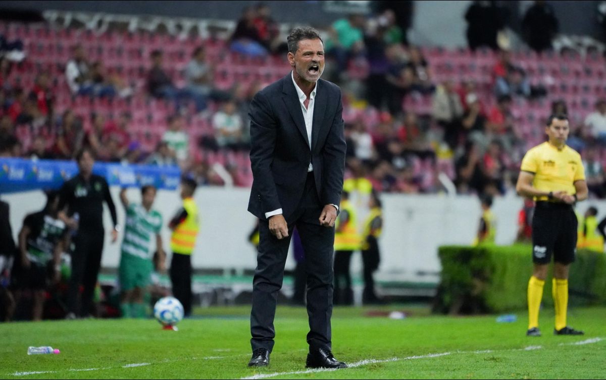 El timonel argentino se fue molesto no solo por el gol que les arrebató la victoria en el minuto 91, sino sobre todo por la infantil expulsión de Matías Cóccaro. IMAGO7.