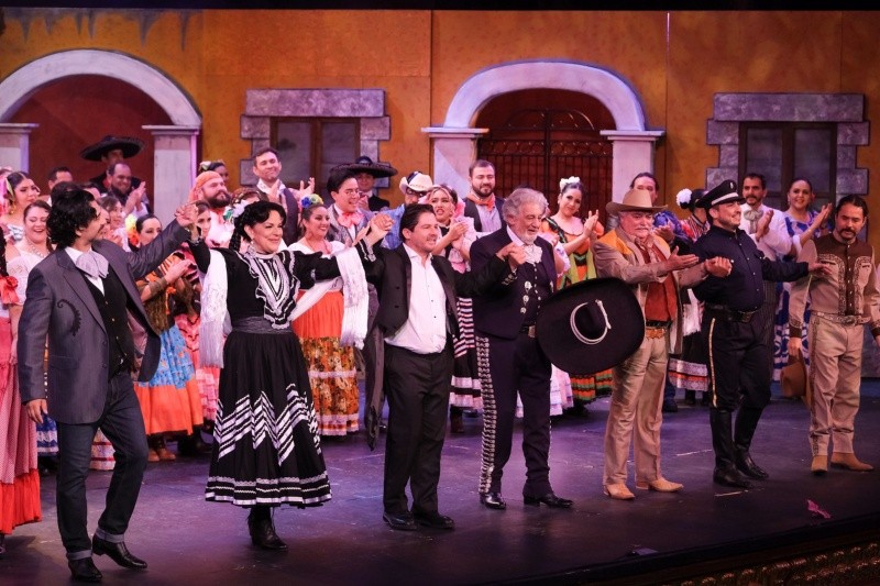 Plácido Domingo fue recibido con gritos y aplausos, mientras la música subía de intensidad, y la fiesta adquiría más volumen, y los acordes elevaban la historia a su desenlace lleno de color y canto. CORTESÍA
