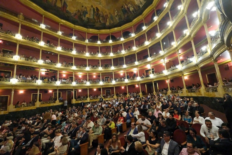 El Teatro Degollado lucía lleno a tope, con personas de todas las edades entrando y saliendo, conversando y compartiendo expectativas por lo que estaba por suceder. CORTESÍA 