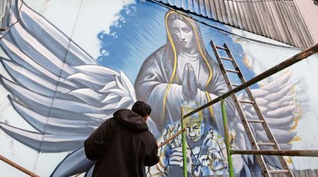 El artista, tras enterarse de la tragedia decidió pintar el mural. SUN / F. RODRÍGUEZ