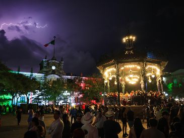 Se dispuso de un operativo de dos mil elementos municipales, estatales y federales, que se encargan de vigilar el primer cuadro de la ciudad para salvaguardar la seguridad de todas y todos los asistentes. EL INFORMADOR/J. Acosta