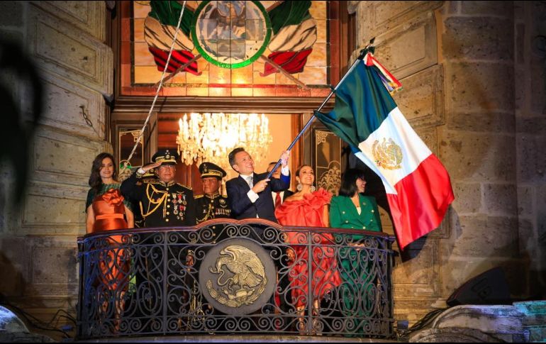 Con la bandera de México entre sus manos, Lemus salió gallardo ante las y los asistentes reunidos en la plaza para alzar su arenga. EL INFORMADOR/J.ACOSTA