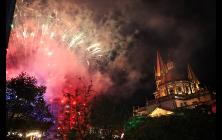 Con la bandera de México entre sus manos, Lemus salió gallardo ante las y los asistentes reunidos en la plaza para alzar su arenga. EL INFORMADOR/J.ACOSTA