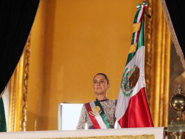 En redes sociales se desato controversia sobre si Sheinbaum ha sido la primer Presidenta en recibir la bandera en el Grito de Independencia. EFE/ ARCHIVO
