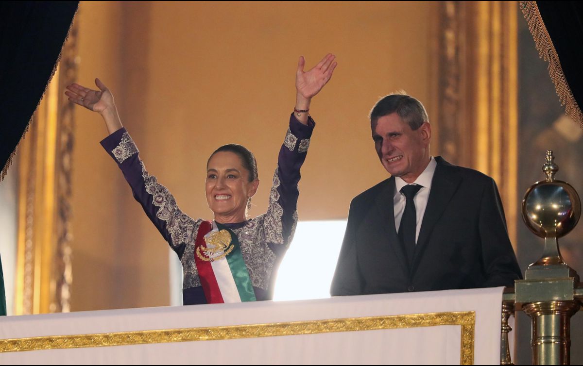 La presencia de Jesús María Tarriba en el Grito de Independencia generó preguntas sobre su papel junto a la presidenta. EFE/ M. Guzmán