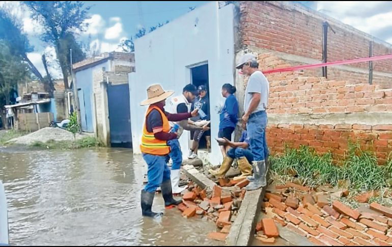 Vecinos afectados reciben apoyo mientras avanzan las obras para reforzar la seguridad en zonas vulnerables de Tlajomulco. ESPECIAL