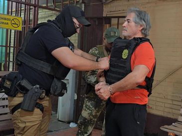 La Secretaría Nacional Antidrogas de Paraguay mostró imágenes del traslado de Hernán "B" hasta la terminal aérea, donde fue entregado a las autoridades mexicanas. ESPECIAL, EFE / Secretaría Nacional Antidrogas De Paraguay