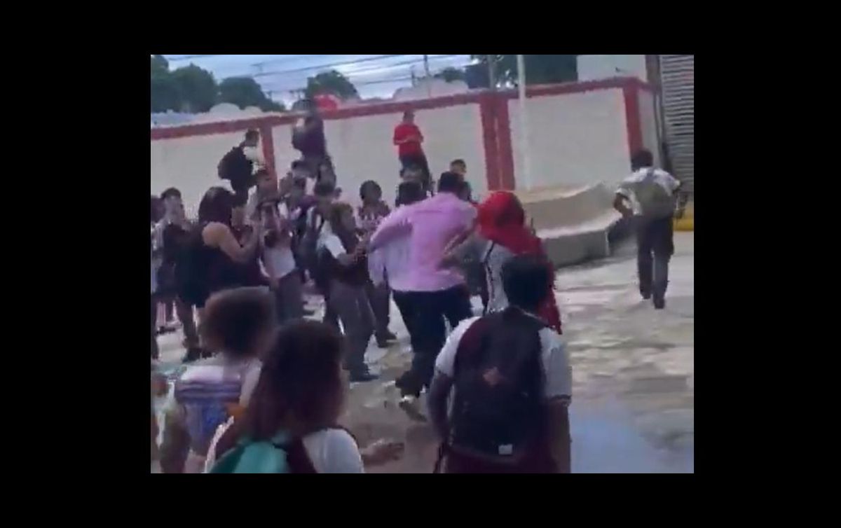 Elementos de la Guardia Estatal intervinieron para rescatar al director lesionado del plantel escolar. ESPECIAL