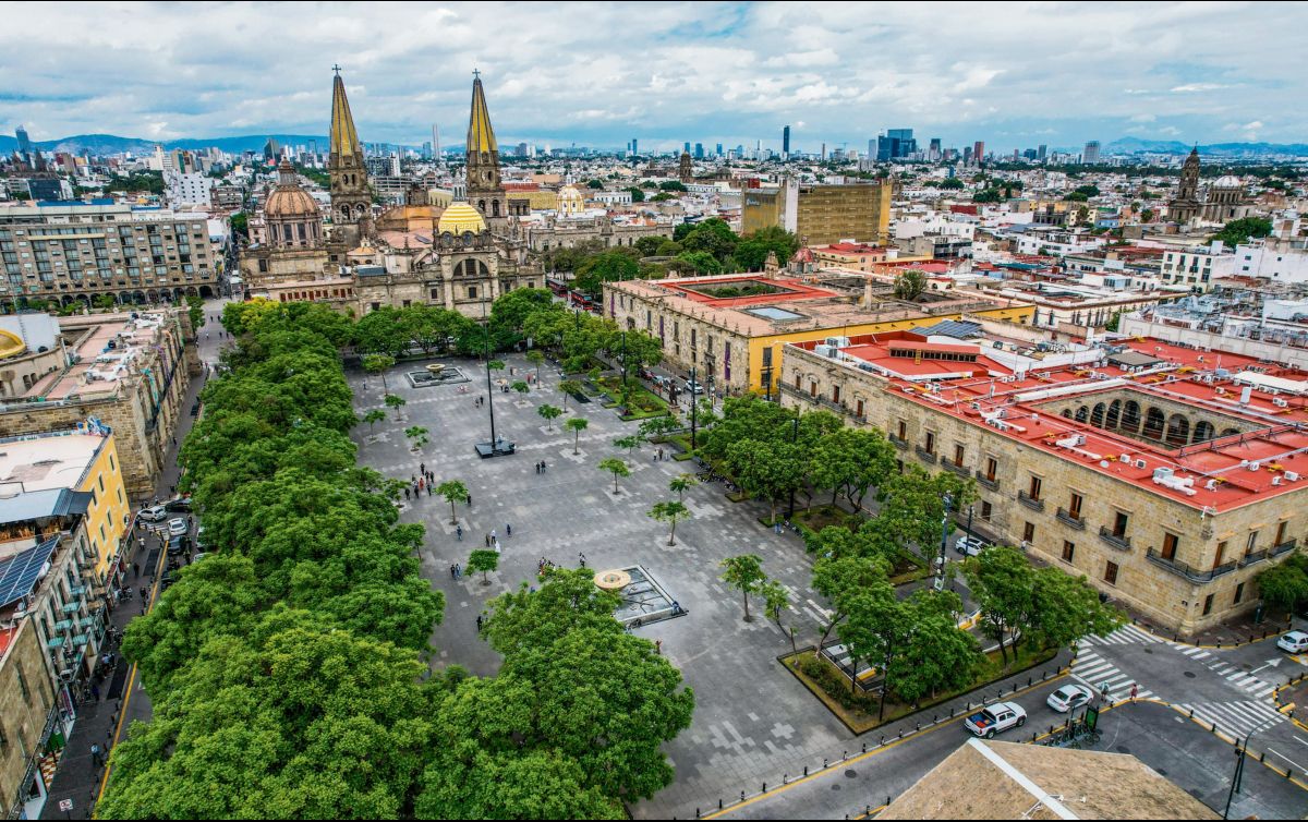 Corazón de la ciudad. Plaza de la Liberación en Guadalajara, espacio emblemático donde conviven la historia, el comercio y la vida cotidiana. EL INFORMADOR/A. Navarro