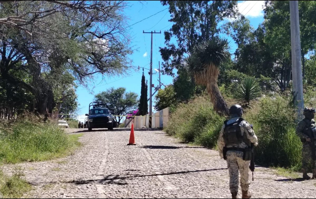 Los fallecidos portaban vestimenta táctica, quienes se presume eran integrantes del Cártel Nueva Generación. ESPECIAL
