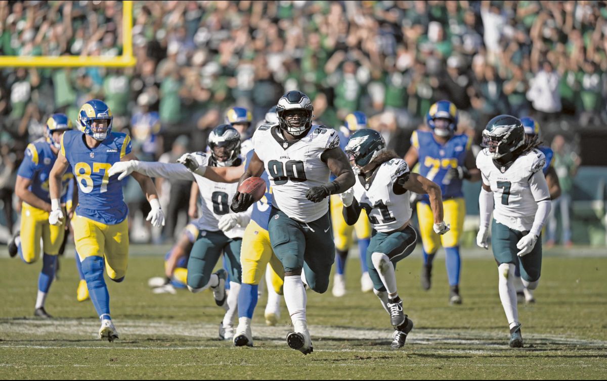 Jordan Davis (#90) bloqueó un gol de campo para sellar la remontada. AP