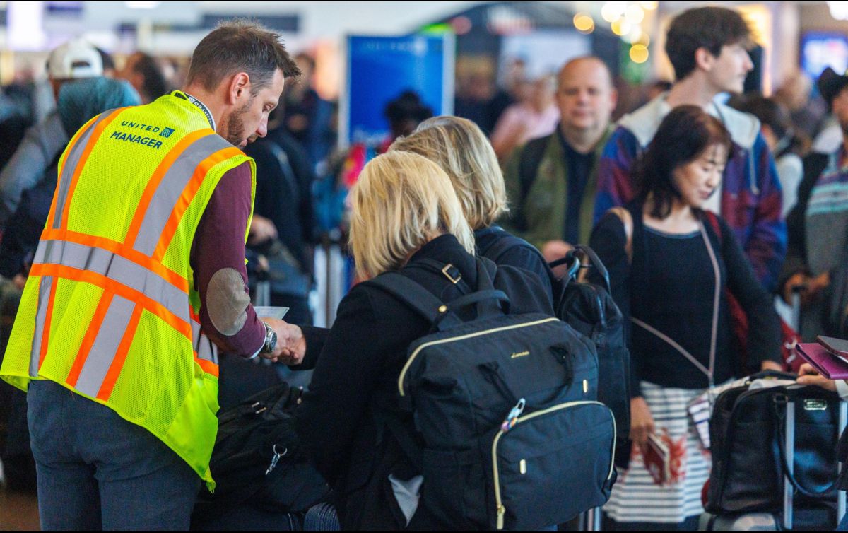 Los registros seguirán haciéndose este lunes con papel y bolígrafo, pero también con ordenadores portátiles. EFE/EPA/O. Matthys
