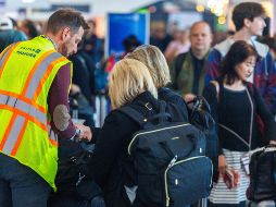 Los registros seguirán haciéndose este lunes con papel y bolígrafo, pero también con ordenadores portátiles. EFE/EPA/O. Matthys