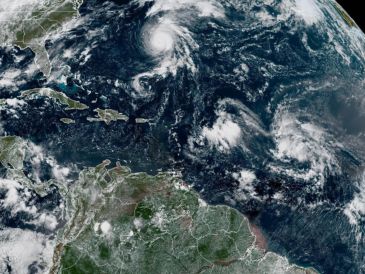 Se espera que durante la noche su centro se desplace al este de Bermudas, mientras el fuerte oleaje continuará impactando la costa este de Estados Unidos. EFE