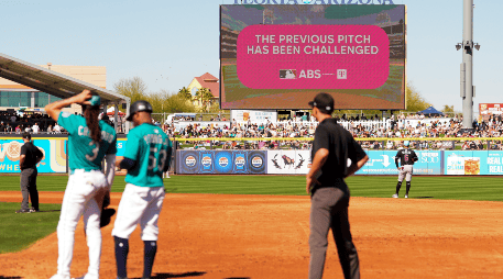 Los árbitros humanos seguirán señalando bolas y strikes, pero los equipos podrán desafiar dos decisiones por juego y obtener apelaciones adicionales en entradas extra. AP / ARCHIVO