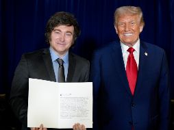 El mandatario de Argentina, Javier Milei (i), junto al presidente de los Estados Unidos, Donald Trump, durante una reunión este martes, en Nueva York. EFE/Presidencia de Argentina