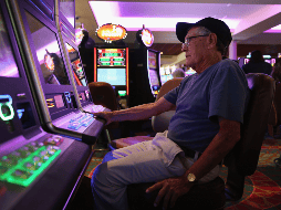 Dicha modificación a la Ley de Juegos y Sorteos busca dar certeza a las inversiones de dichos negocios. AFP / ARCHIVO