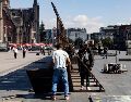 Colocación de vallas metálicas frente a Palacio Nacional previo a las manifestaciones por los 11 años de la desaparición de los 43 estudiantes normalistas de Ayotzinapa. SUN/H. Salvador