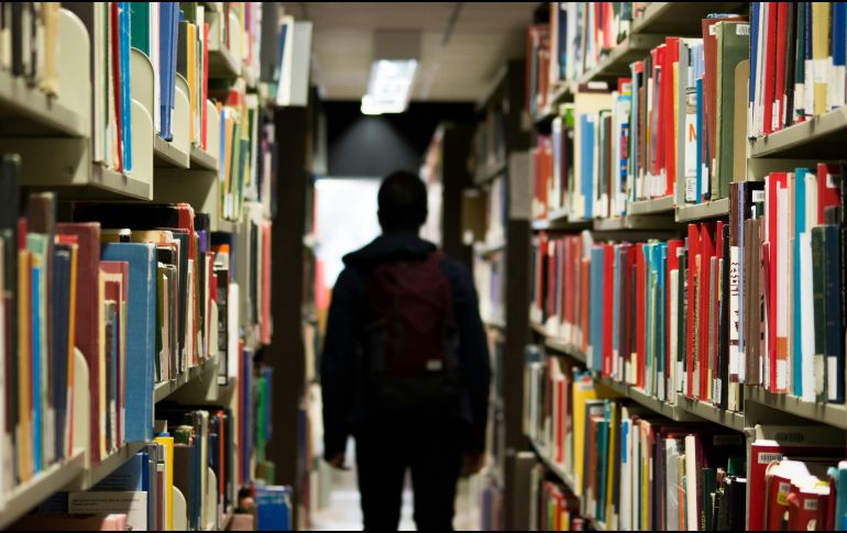 Juan Carlos Flores recordó que hay opciones para que los jóvenes puedan seguir estudiando en Jalisco. Unsplash