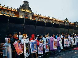 Familiares de los 43 estudiantes se congregaron afuera del Palacio federal. EFE