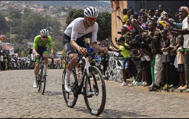 El esloveno Adej Pogacar (I) y el mexicano Isaac del Toro compiten en la carrera Elite Men en el Campeonato Mundial de Ciclismo en Ruta UCI en Kigali, Ruanda. EFE/EPA/K. Ludbrook