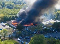 Imagen tomada de un video difundido en redes sociales, en el que se observa el incendio en la iglesia en Grand Blanc. AP
