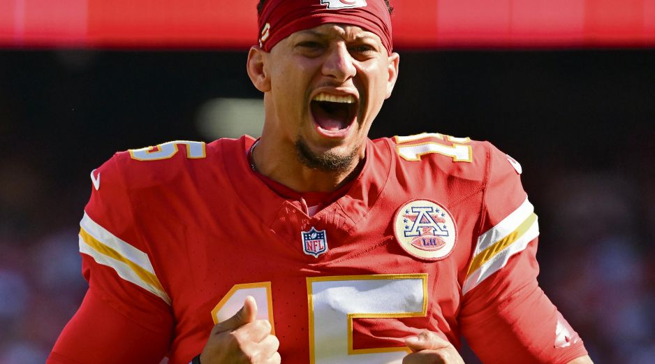 El mariscal de campo de Kansas lanzó para 270 yardas y cuatro touchdowns. AFP