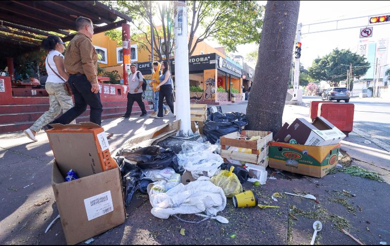 El Reglamento de Justicia Cívica establece multas a ciudadanos que tiren basura en la calle o en sitios indebidos, con sanciones que van de los 20 a los 2000 UMAS, es decir, de los 2 mil 262 a los 226 mil pesos, así como arrestos que van de las 24 a las 36 horas.EL INFORMADOR / ARCHIVO