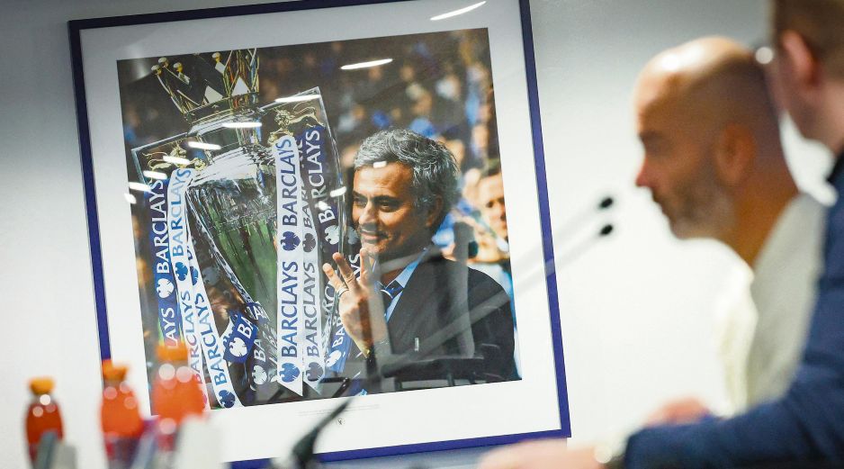 José Mourinho levantó varios trofeos comandando al Chelsea. AFP/A. Dennis