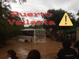 Los diversos incidentes causados por la lluvia fueron atendidos por personal de Protección Civil y Bomberos de Puerto Vallarta. ESPECIAL / FACEBOOK Protección Civil y Boomberos de Puerto Vallarta