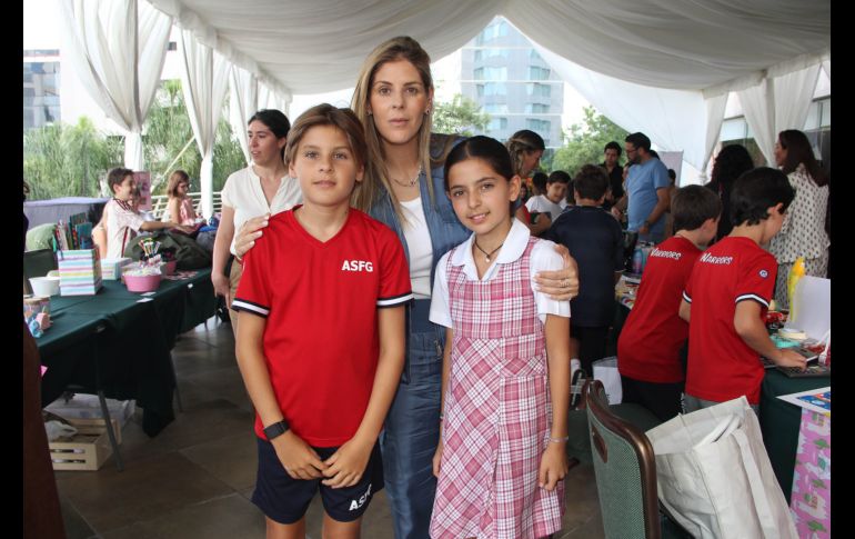 Clara Cuevas con Patricio y Constanza Reyes. GENTE BIEN JALISCO / E. Escamilla