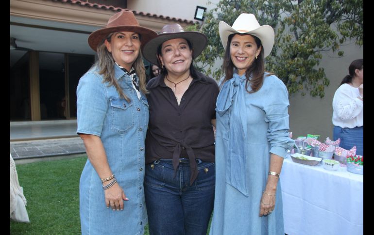 Nelly Valencia, Adriana Fernández Watanabe y Mary Tere Flores. GENTE BIEN JALISCO / E. Escamilla