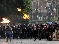 Los enfrentamientos más intensos se registraron en la calle 5 de mayo y en los accesos al Zócalo capitalino, donde el bloque negro utilizó palos, piedras, bombas molotov y artefactos explosivos contra negocios. EFE / I. Esquivel