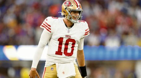 Mac Jones lideró con dos pases de anotación el triunfo de San Francisco sobre Los Ángeles. AFP/R. Martínez