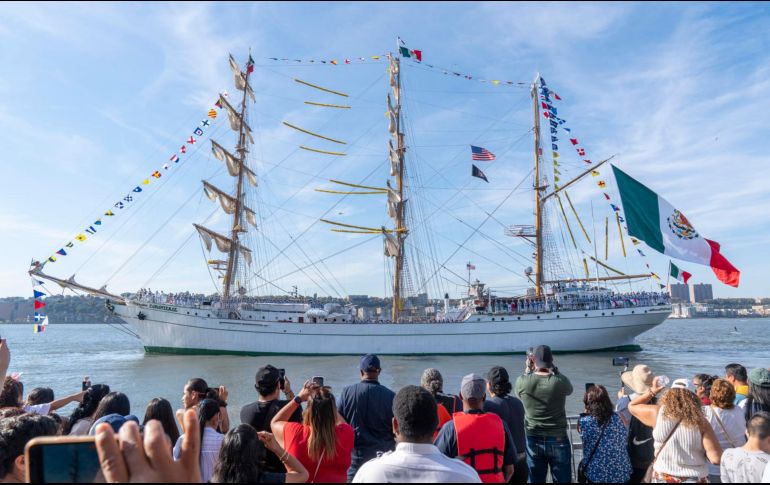 Personas despiden al buque escuela de la Armada Mexicana Cuauhtémoc este sábado, en Nueva York. EFE/Ángel Colmenares